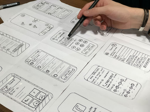 ux ui дизайнер делает макет мобильного приложения