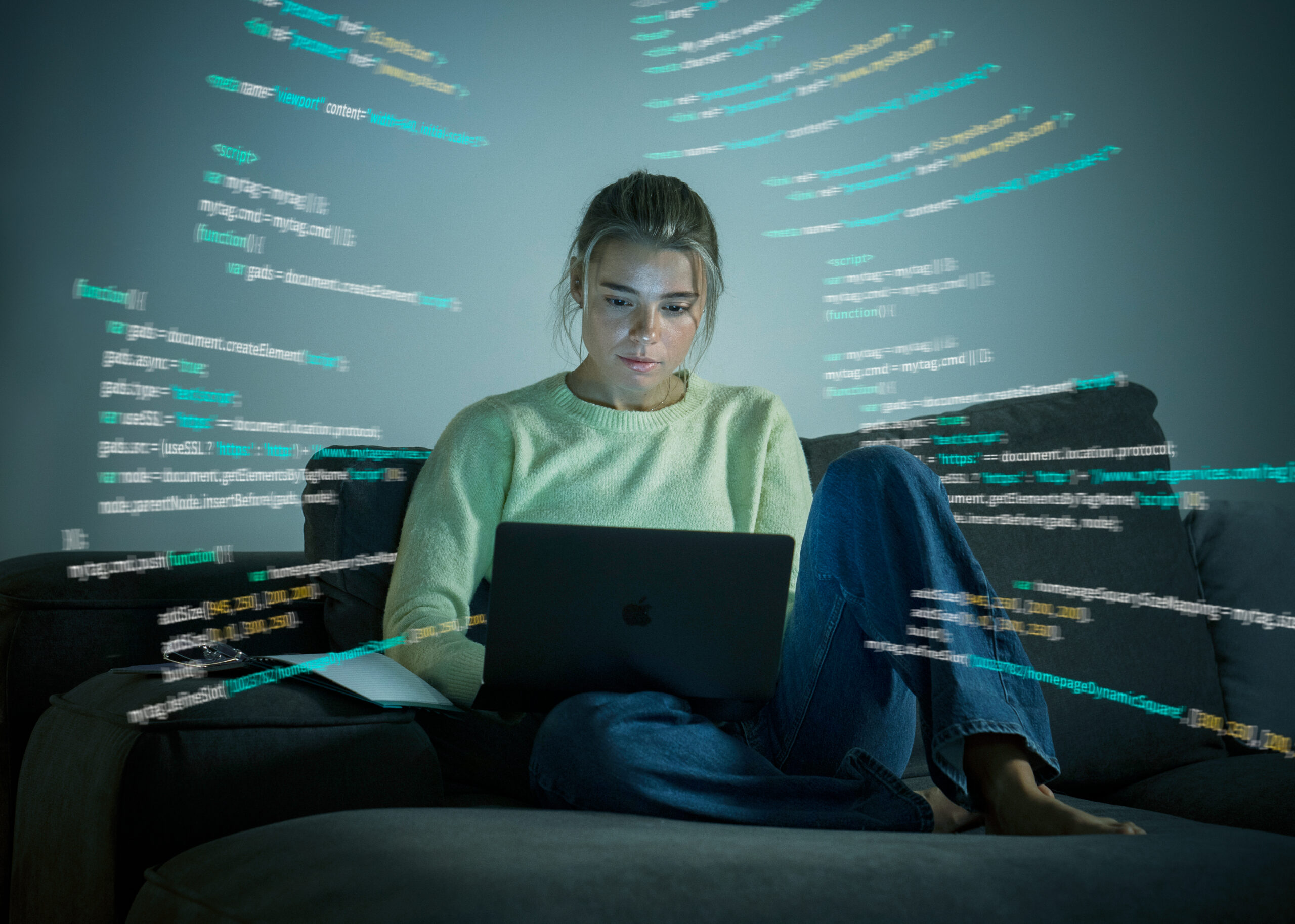 девушка программист пишет код на языке программирования C#