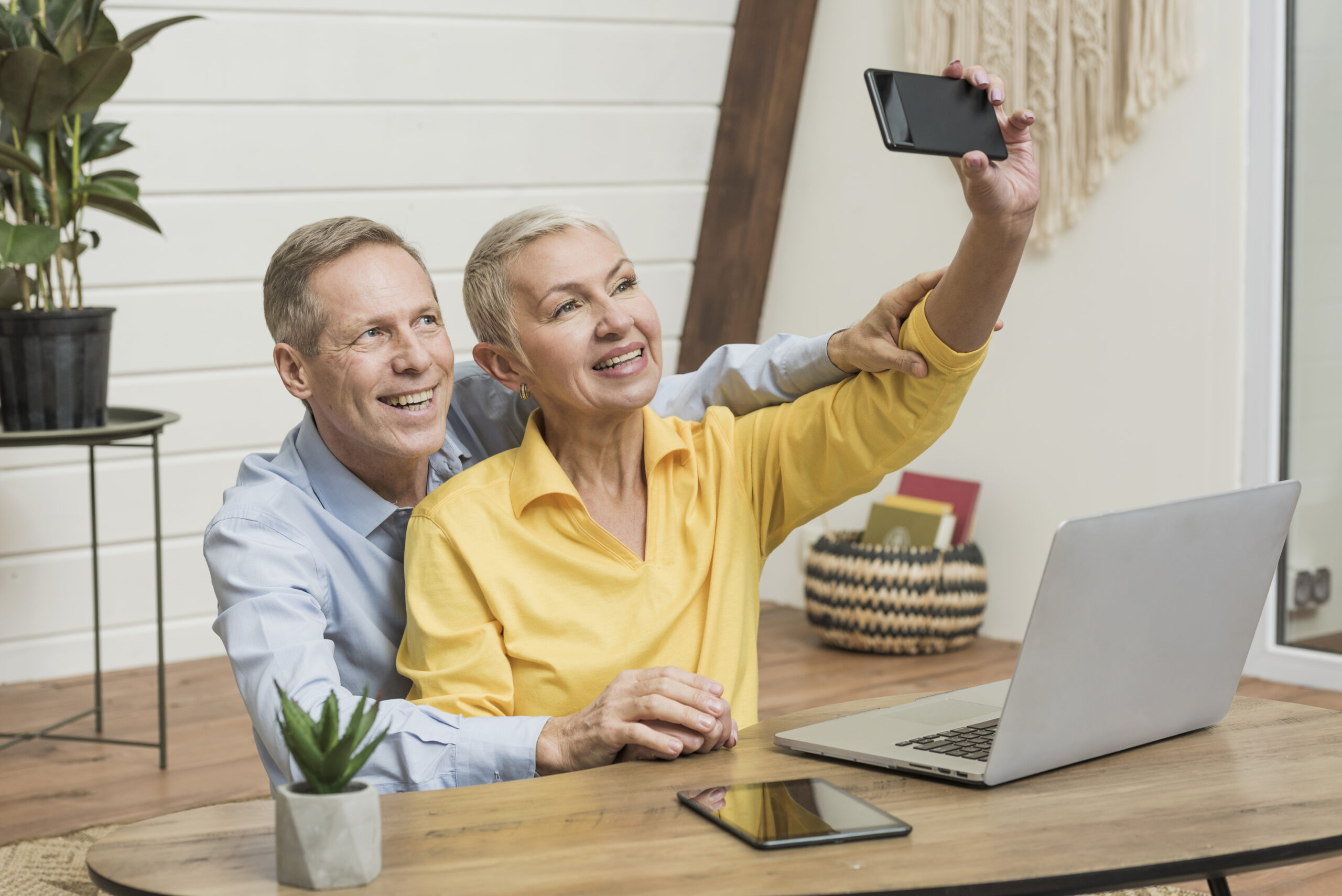 пара пенсионеров снимает себя на телефон как новое увлечение