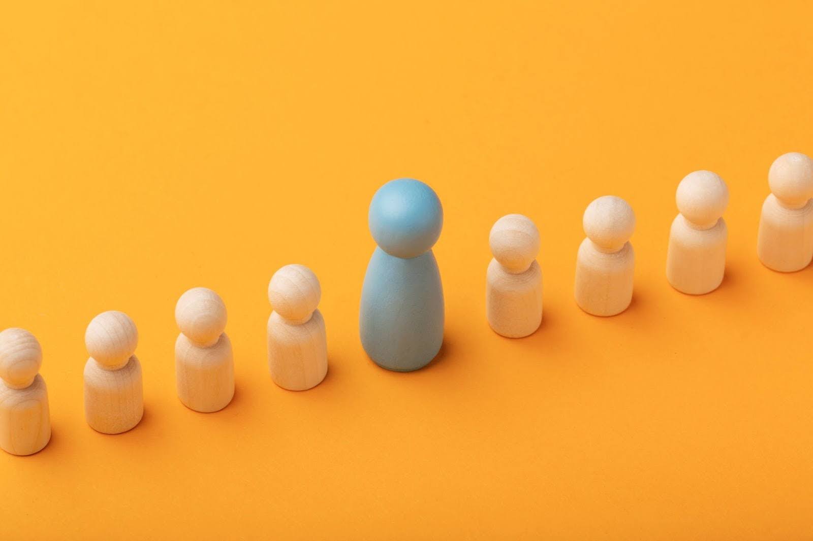 Синяя фигурка среди бежевых — символ медиатора как нейтрального посредника