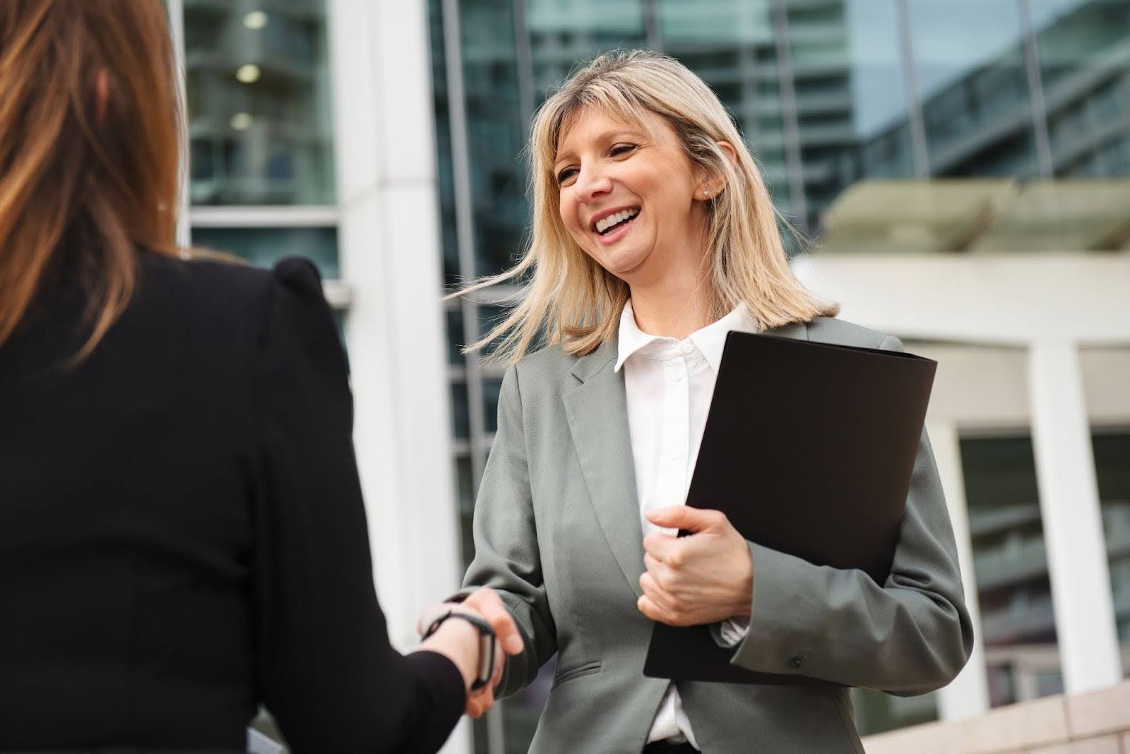 Профессиональный медиатор заключает соглашение между конфликтующими сторонами