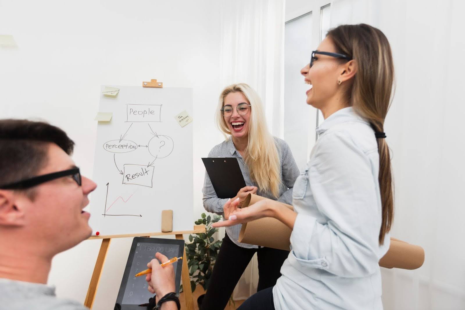 Команда развивает soft skills на рабочей встрече — коммуникация и командная работа