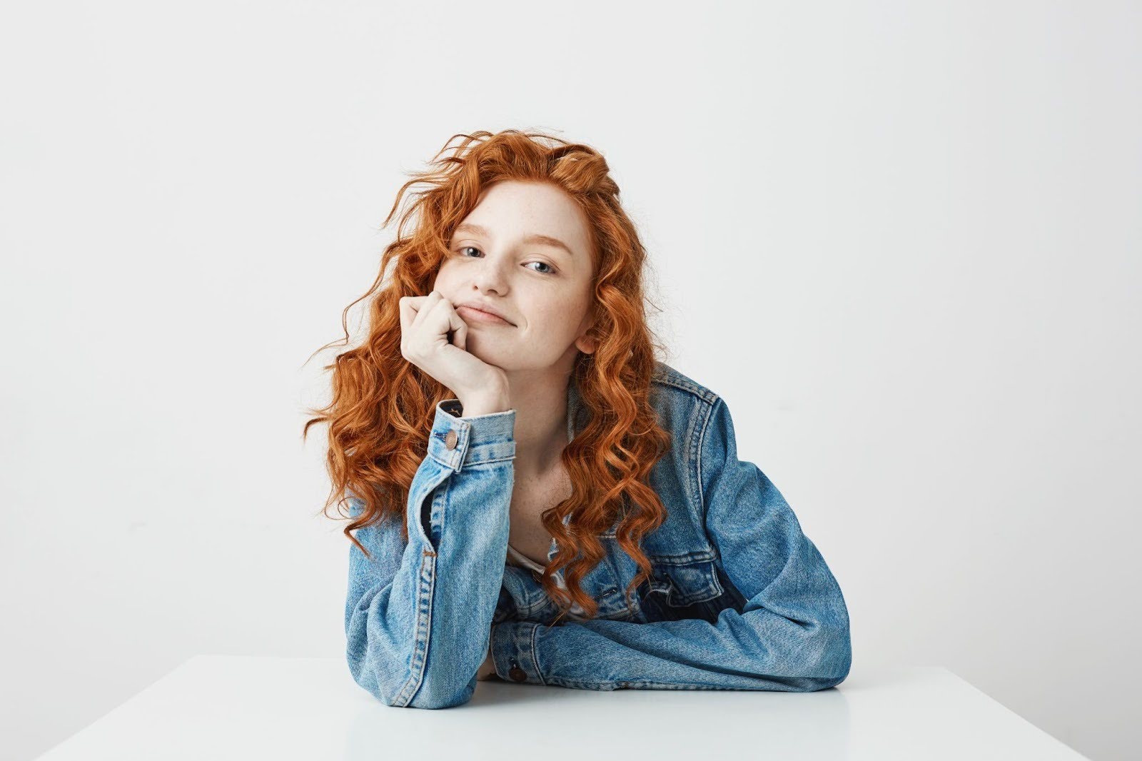 Задумчивая девушка проходит тест на профориентацию для выбора профессии