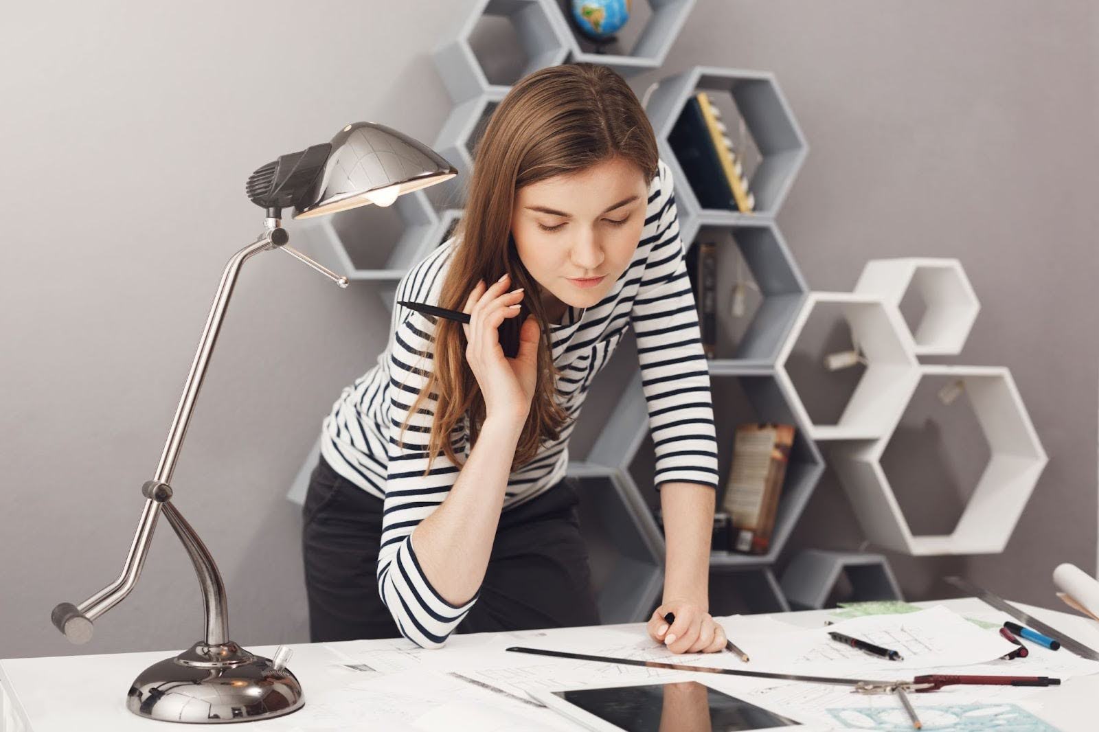 Специалист применяет универсальные hard skills в профессиональной работе